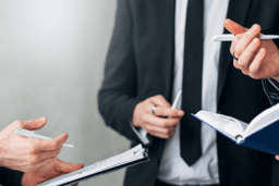 تطوير السياسات وتنفيذها